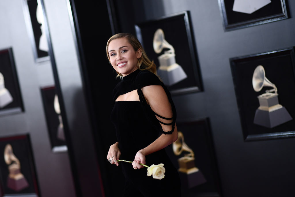 Miley Cyrus arrives for the 60th Grammy Awards on January 28, 2018, in New York.  / AFP PHOTO / Jewel SAMAD        (Photo credit should read JEWEL SAMAD/AFP/Getty Images)