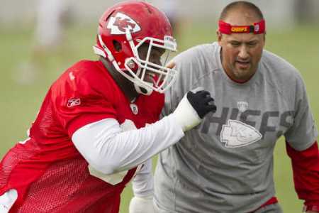 Martial arts expert Joe Kim (right) working with the Kansas City Chiefs. (Via Joe Kim on http://www.kimsmartialartsavon.com.)