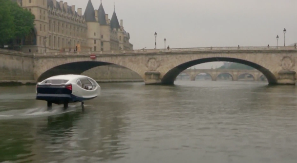 Flying river taxi "SeaBubbles" in Paris (Reuters)