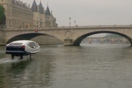 Flying river taxi "SeaBubbles" in Paris (Reuters)