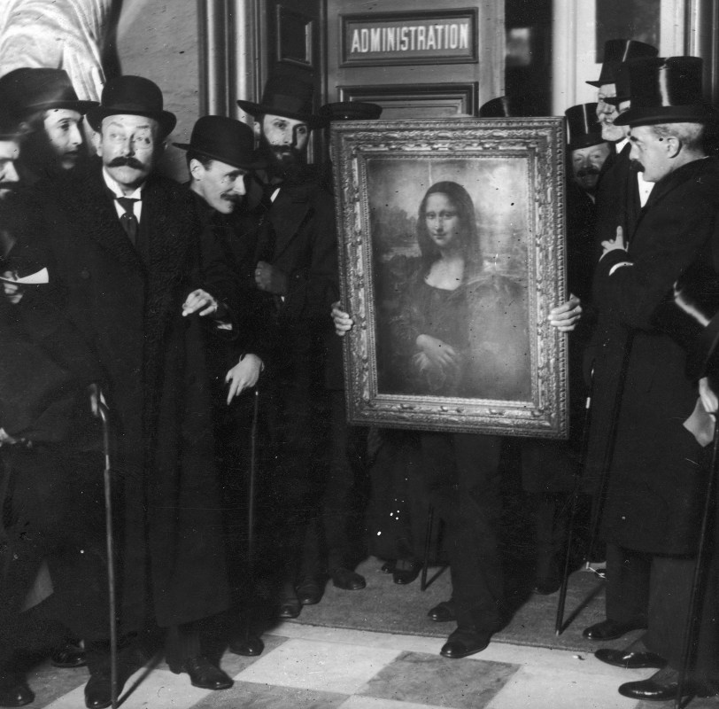 Officials gather around Leonardo da Vinci's 'Mona Lisa' (aka 'La Gioconda' or 'La Joconde') upon its return to Paris, 4th January 1914. It was stolen from the Musee du Louvre by Vincenzo Peruggia in 1911, and has only just been recovered. (Paul Thompson/FPG/Archive Photos/Getty Images)