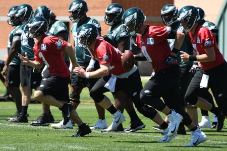 Philadelphia Eagles quarterbacks warm up during Philadelphia Eagles Minicamp.(Photo by Andy Lewis/Icon Sportswire via Getty Images)