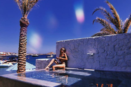 Gigi Hadid answering emails in Greece (@gigihadid/Instagram)