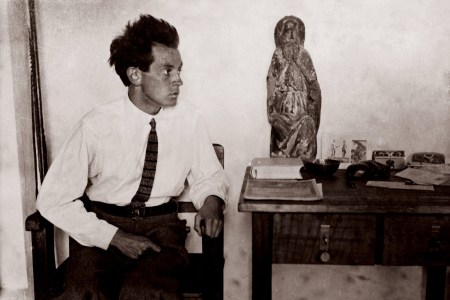 Egon Schiele with a Madonna figure in his studio in Vienna's 13th district. Photography, around 1915.