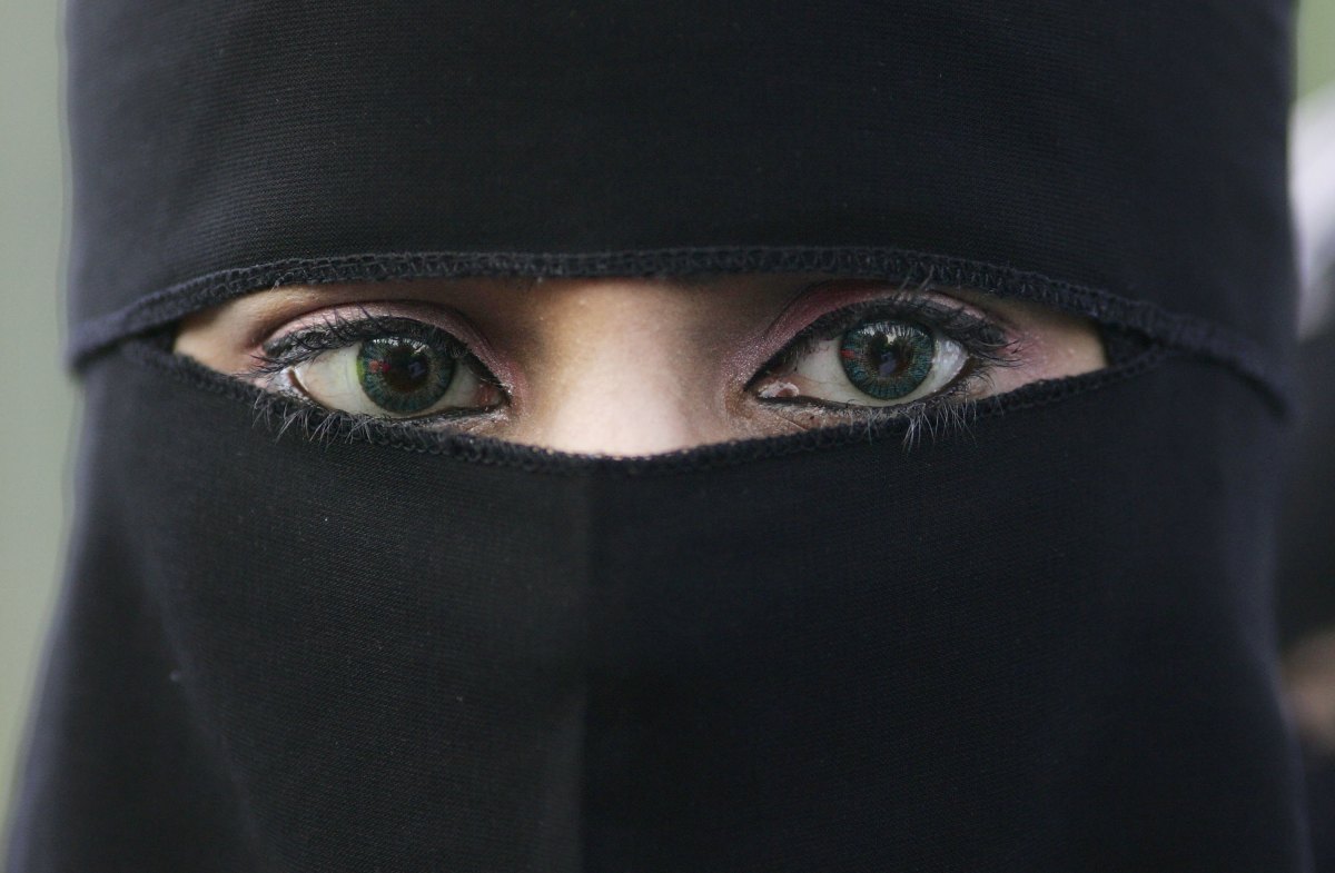 A Muslim woman wearing a niqab veil protests outside Bangor Street Community centre where Leader of the House of Commons Jack Straw is holding one of his weekend surgery appointments where he faced a protest by around 50 Muslim protesters on October 14, 2006, Blackburn, England. (Photo by Christopher Furlong/Getty Images)