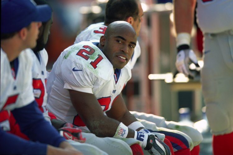 CLEVELAND - NOVEMBER 5: Running back Tiki Barber #21 of the New York Giants on the sideline during a game against the Cleveland Browns at Browns Stadium on November 5, 2000 in Cleveland, Ohio.  (Photo by George Gojkovich/Getty Images)