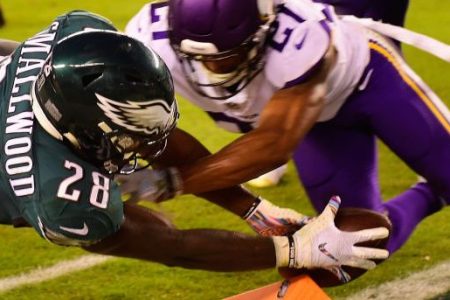 PHILADELPHIA, PA - OCTOBER 07:  Running back Wendell Smallwood #28 of the Philadelphia Eagles scores a two-point conversion against cornerback Mike Hughes #21 of the Minnesota Vikings during the fourth quarter at Lincoln Financial Field on October 7, 2018 in Philadelphia, Pennsylvania.  (Photo by Corey Perrine/Getty Images)