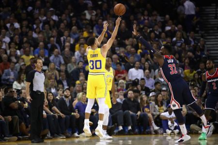 OAKLAND, CA - OCTOBER 24:  Stephen Curry #30 of the Golden State Warriors shoots over Jeff Green #32 of the Washington Wizards at ORACLE Arena on October 24, 2018 in Oakland, California. (Photo by Ezra Shaw/Getty Images)