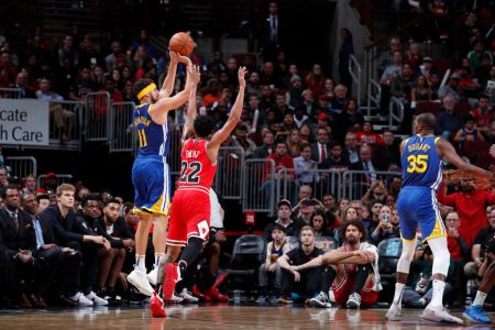 Klay Thompson #11 of the Golden State Warriors shoots a three pointer against the Chicago Bulls on October 29, 2018 at United Center in Chicago, Illinois. (Photo by Jeff Haynes/NBAE via Getty Images)