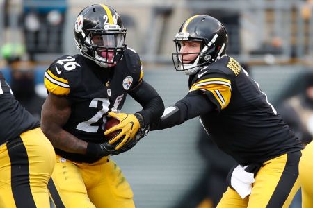 PITTSBURGH, PA - JANUARY 08:  Ben Roethlisberger #7 of the Pittsburgh Steelers hands off to Le'Veon Bell #26 during the second quarter against the Miami Dolphins in the AFC Wild Card game at Heinz Field on January 8, 2017 in Pittsburgh, Pennsylvania.  (Photo by Gregory Shamus/Getty Images)
