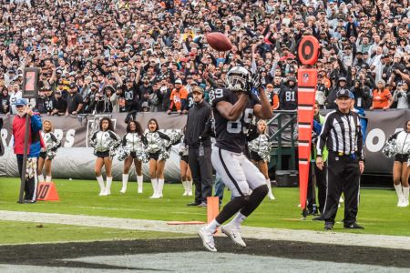 Oakland Raiders wide receiver Amari Cooper (89) catches a touchdown pass during the game between the Denver Broncos verses the Oakland Raiders on Sunday, November 26, 2017 at the Oakland Alameda Coliseum in Oakland, California(Photo by Douglas Stringer/Icon Sportswire via Getty Images)
