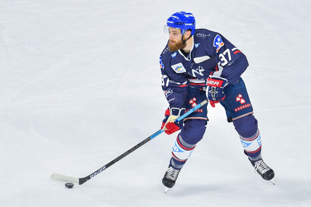 04 November 2018, Baden-Wuerttemberg, Mannheim: Ice hockey: DEL, Adler Mannheim - Augsburger Panther, main round, 17th matchday, in the SAP Arena. Mannheim's Thomas Larkin plays the puck. Photo: Uwe Anspach/dpa (Photo by Uwe Anspach/picture alliance via Getty Images)