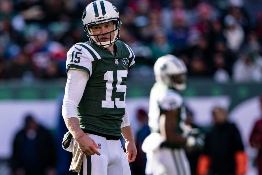 EAST RUTHERFORD, NJ - NOVEMBER 11: New York Jets Quarterback Josh McCown (15) looks to the sidelines prior to a play during the first quarter of the Buffalo Bills versus the New York Jets game on November 11, 2018, at MetLife Stadium in East Rutherford, NJ. (Photo by Gregory Fisher/Icon Sportswire via Getty Images)
