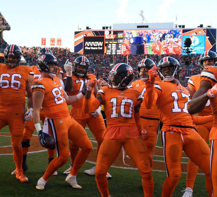 DENVER, CO - NOVEMBER 25: Denver Broncos tight end Matt LaCosse #83 and the offense celebrate his touchdown making the score 9-3 during the second quarter. The Denver Broncos hosted the Pittsburgh Steelers at Broncos Stadium at Mile High in Denver, Colorado on Sunday, November 25, 2018. (Photo by Joe Amon/The Denver Post via Getty Images)