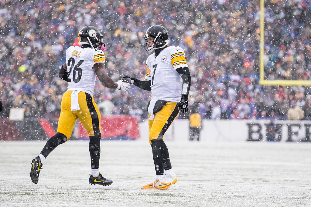 ORCHARD PARK, NY - DECEMBER 11:  Ben Roethlisberger #7 of the Pittsburgh Steelers congratulates Le'Veon Bell #26 following a touchdown during the first half against the Buffalo Bills on December 11, 2016 at New Era Field in Orchard Park, New York. Pittsburgh defeats Buffalo 27-20.  (Photo by Brett Carlsen/Getty Images)