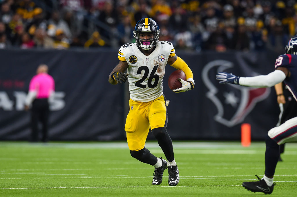 HOUSTON, TX - DECEMBER 25: Pittsburgh Steelers running back Le'Veon Bell (26) runs the ball during the 2nd half of the NFL game between the Pittsburgh Steelers and the Houston Texans on December 25, 2017 at NRG Stadium in Houston, Texas. (Photo by Daniel Dunn/Icon Sportswire via Getty Images)