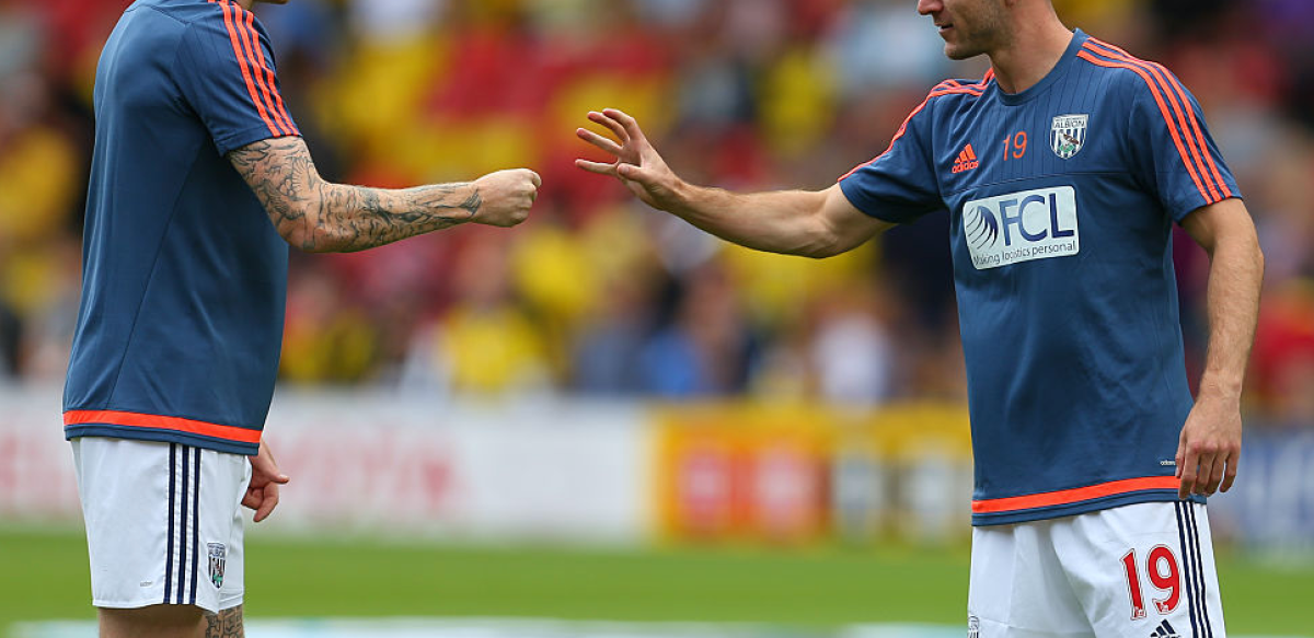 WATFORD, ENGLAND - AUGUST 15: James McClean of West Bromwich Albion and Callum McManaman of West Bromwich Albion play rock, paper, scissors during the warm up before the Barclays premier League match between Watford and West Bromwich Albion at Vicarage Road on August 15, 2015 in Watford, England. (Photo by Catherine Ivill - AMA/Getty Images)