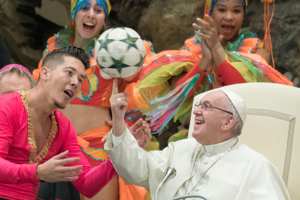 Pope Francis juggles with a ball with a performer from the circus of Cuba during weekly general audience in Paul VI hall on January 2, 2019 at The Vatican.  (Photo by Massimo Valicchia/NurPhoto via Getty Images)