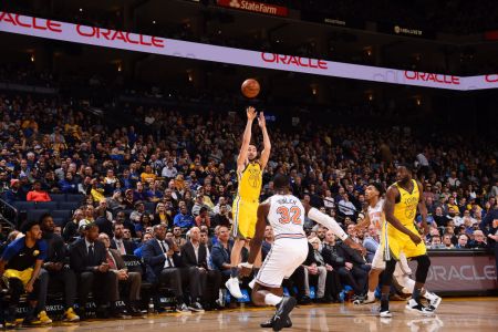 OAKLAND, CA - JANUARY 8: Klay Thompson #11 of the Golden State Warriors shoots the ball against the New York Knicks on January 8, 2019 at ORACLE Arena in Oakland, California.  (Photo by Noah Graham/NBAE via Getty Images)