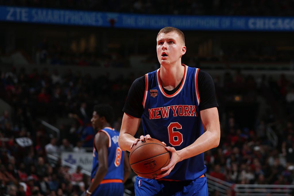 CHICAGO, IL - NOVEMBER 4:  Kristaps Porzingis #6 of the New York Knicks shoots the ball during a game against the Chicago Bulls on November 4, 2016 at the United Center in Chicago, Illinois. Photo by Gary Dineen/NBAE via Getty Images)