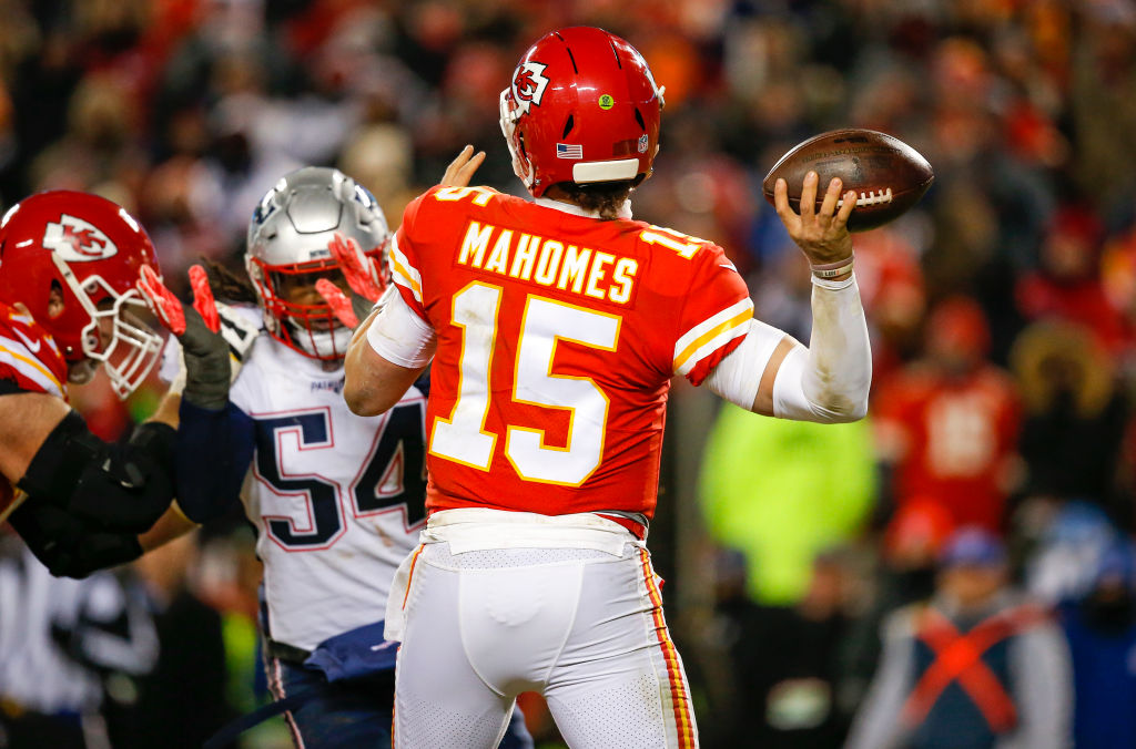 Kansas City Chiefs QB Patrick Mahomes throws a pass over outside linebacker Dont'a Hightower #54 of the New England Patriots in the AFC Championship Game at Arrowhead Stadium on January 20, 2019 in Kansas City, Missouri. (Photo by David Eulitt/Getty Images)