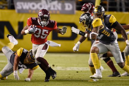 SAN DIEGO, CALIFORNIA - FEBRUARY 24:  Trey Williams #35 of San Antonio Commanders runs for yards during an Alliance of American Football game against the San Diego Fleet at SDCCU Stadium on February 24, 2019 in San Diego, California. (Photo by Denis Poroy/AAF/Getty Images)