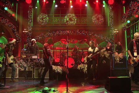 Watch the Foo Fighters Turn Some XMas Tunes Up to 11 on SNL