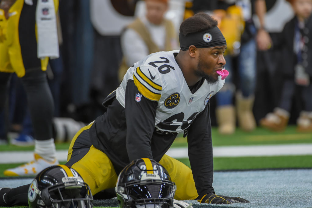 HOUSTON, TX - DECEMBER 25: Pittsburgh Steelers running back Le'Veon Bell (26) stretches before the football game between the Pittsburgh Steelers and Houston Texans on December 25, 2017 at NRG Stadium in Houston, Texas. (Photo by Ken Murray/Icon Sportswire via Getty Images)