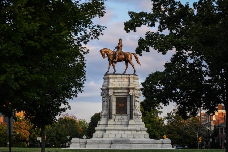 Robert e lee statue