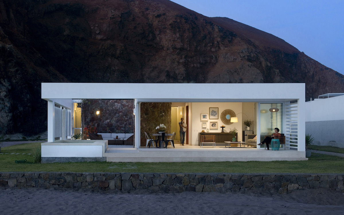 Today in Cabin Porn: The Exhibitionist’s Dream Home