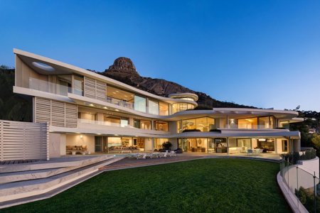 Today in House Porn: A Sprawling Seaside Cape Town Villa