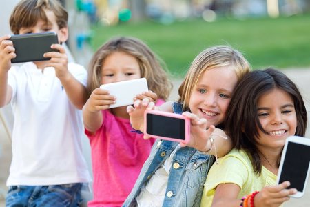 Colorado’s Proposed Underage Phone Ban Is a Dumb Solution for a Real Problem