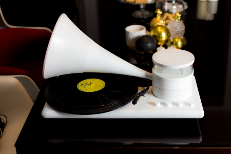 This Vinyl Player Turns Into a Portable Speaker in Seconds