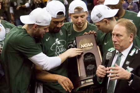 Tom Izzo and Michigan State players at the end of the Div 1 Men's championship. (Photo by Tony Quinn/Icon Sportswire via Getty Images)