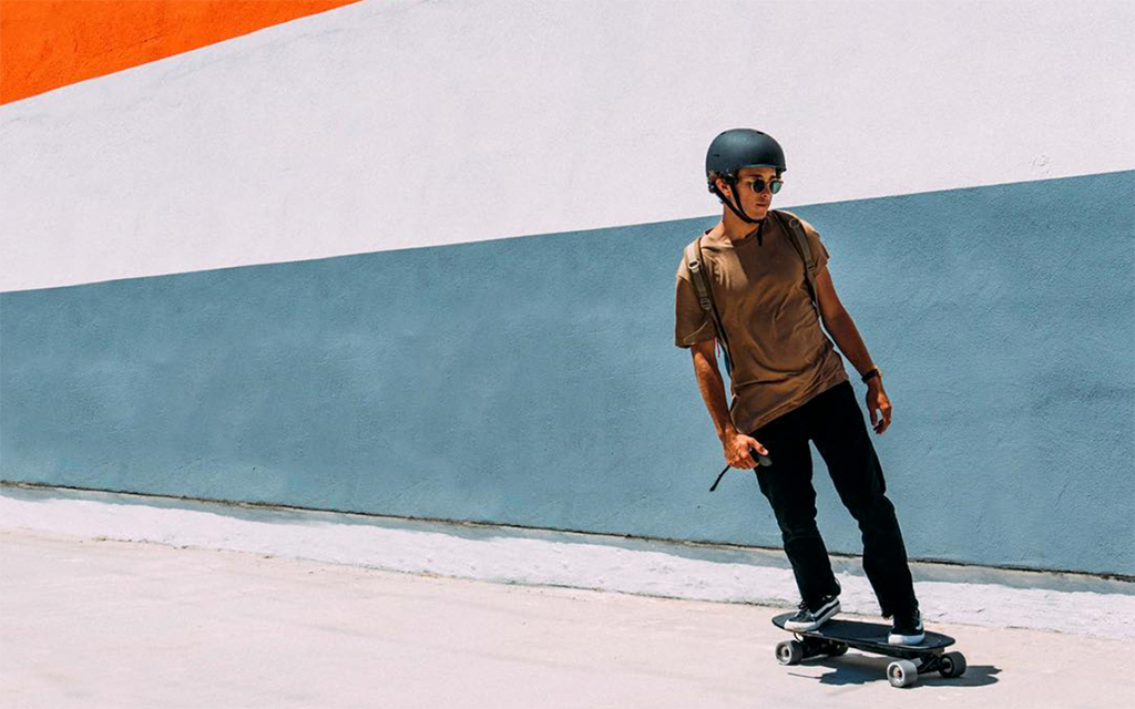 How to Use an Electric Skateboard in the Age of the “Last Mile”