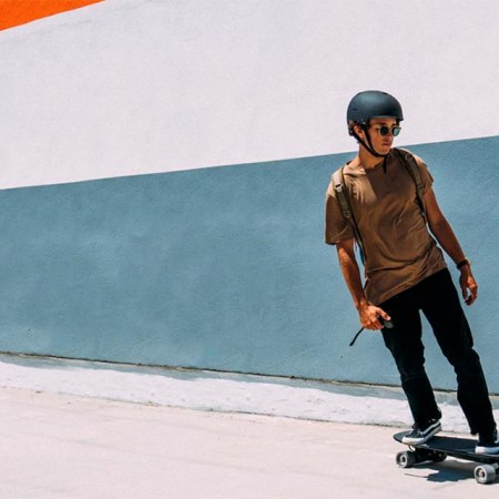 How to Use an Electric Skateboard in the Age of the “Last Mile”
