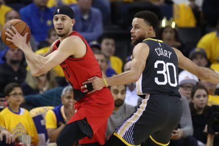 Seth Curry controls the ball against Steph Curry (Ezra Shaw/Getty)