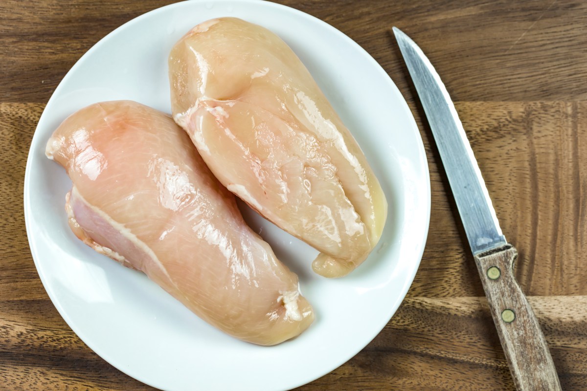Questions loom about rinsing raw chicken. (GettyImages)