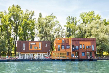 Best Waterfront Rentals on Airbnb