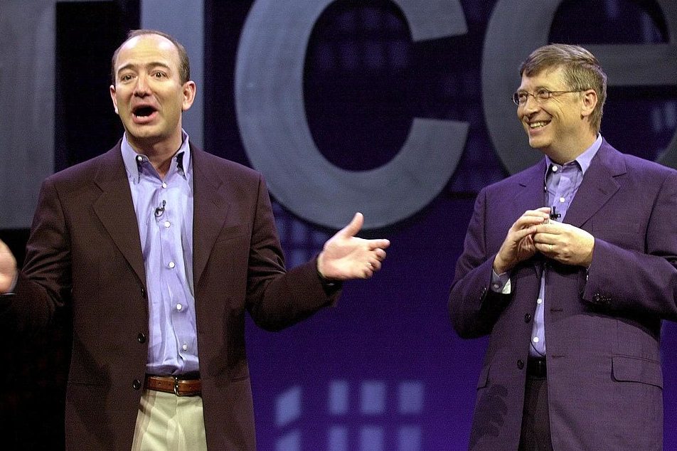 Amazon.com CEO Jeff Bezos with Microsoft CEO Bill Gates in 2001. (STAN HONDA/AFP/Getty)