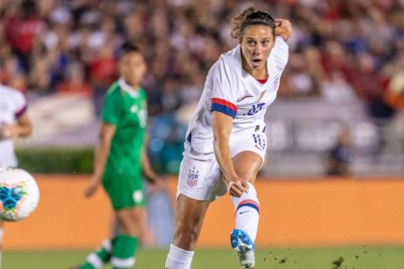 USWNT's Carli Lloyd Nails 55-Yard Field Goal at Eagles Practice