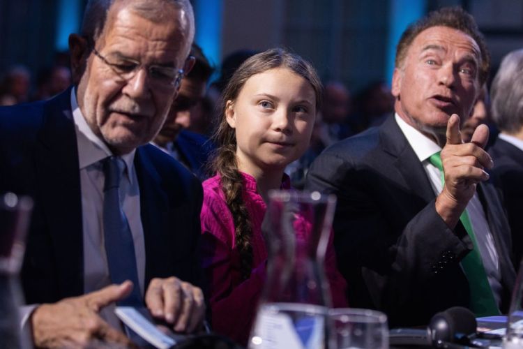 Swedish climate activist Greta Thunberg, Austrian President Alexander Van der Bellen (L) and Austrian-US actor, filmmaker, politician and activist Arnold Schwarzenegger (R) attend the opening ceremony of the R20 Regions of Climate Action Austrian World Summit in Vienna, Austria, on May 28, 2019. (Photo by GEORG HOCHMUTH / APA / AFP)