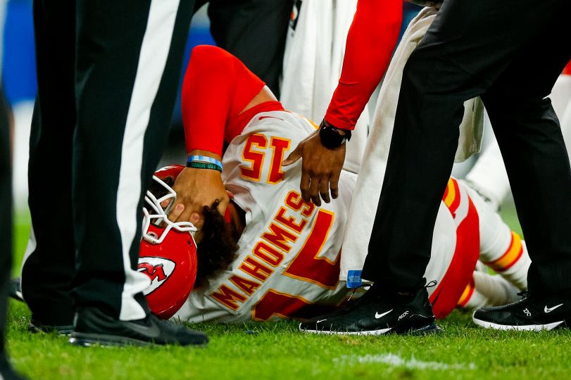 Patrick Mahomes Injures Knee on "Thursday Night Football"
