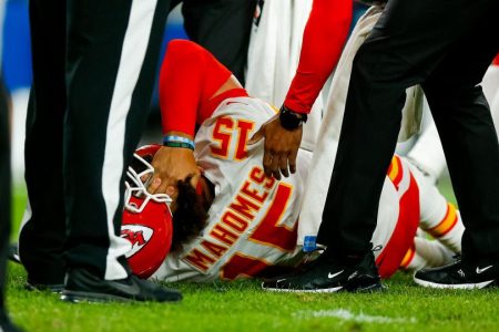 Patrick Mahomes Injures Knee on "Thursday Night Football"