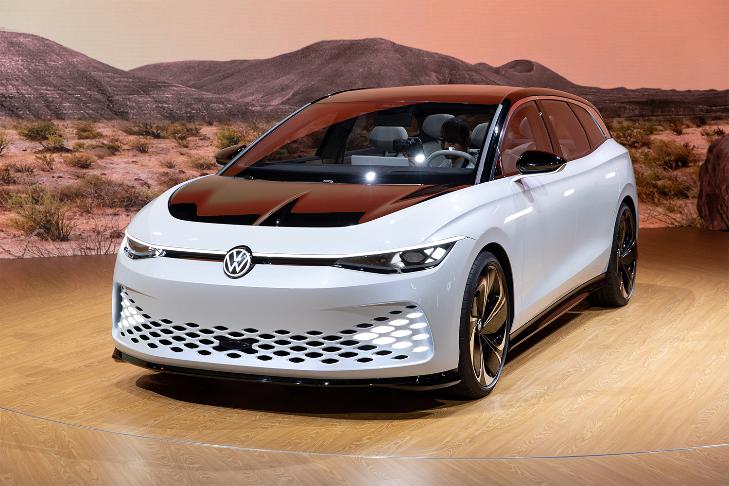 Volkswagen I.D. Space Vizzion concept electric vehicle