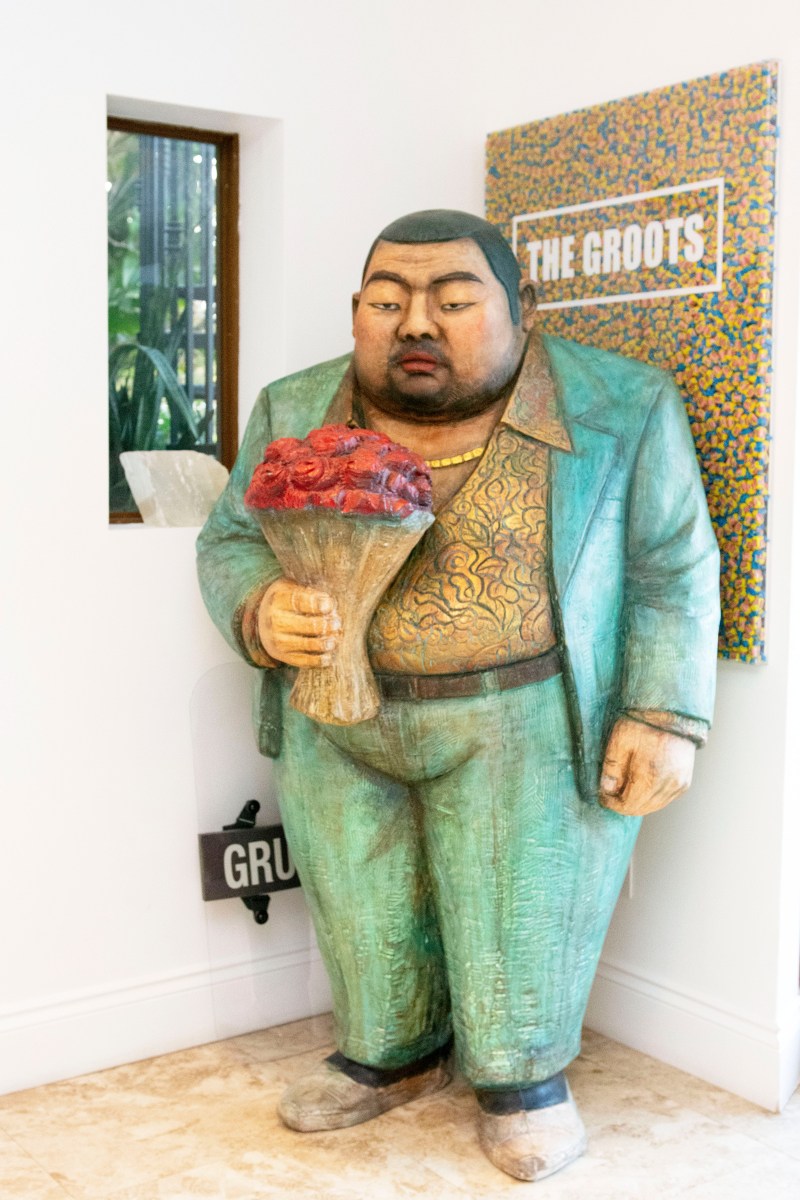 The “Jealous Man” statue by artist Kim Won Guen resides near Grutman’s kitchen and is a favorite for photo-ops among guests.