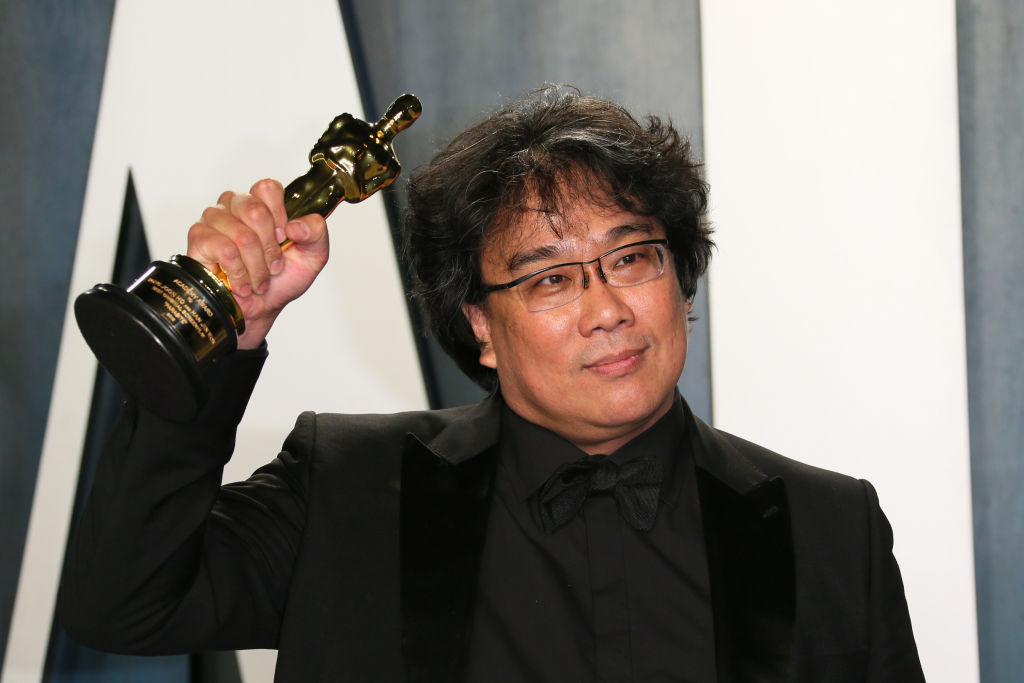 "Parasite" director Bong Joon-ho poses with the Oscar for Best Screenplay for "Parasite" as he attends the 2020 Vanity Fair Oscar Party following the 92nd Oscars at The Wallis Annenberg Center for the Performing Arts in Beverly Hills on February 9, 2020. (Photo by Jean-Baptiste Lacroix / AFP) (Photo by JEAN-BAPTISTE LACROIX/AFP via Getty Images)