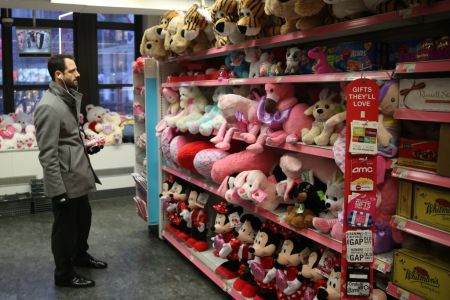  A customer buys a teddy bear ahead of Valentine's Day at a super market in New York, United States on February 13, 2018. (Photo by Mohammed Elshamy/Anadolu Agency/Getty Images)