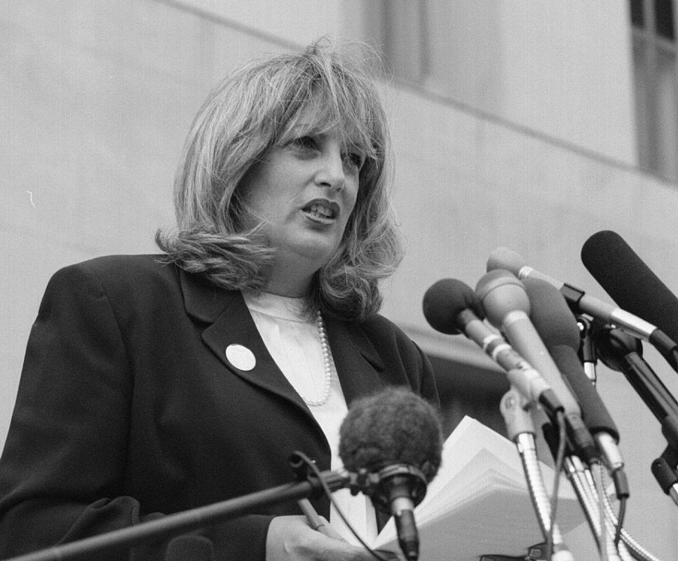 Linda Tripp speaks to reporters outside the US District Courthouse in 1998. (Photo by Larry Morris/The The Washington Post via Getty Images)