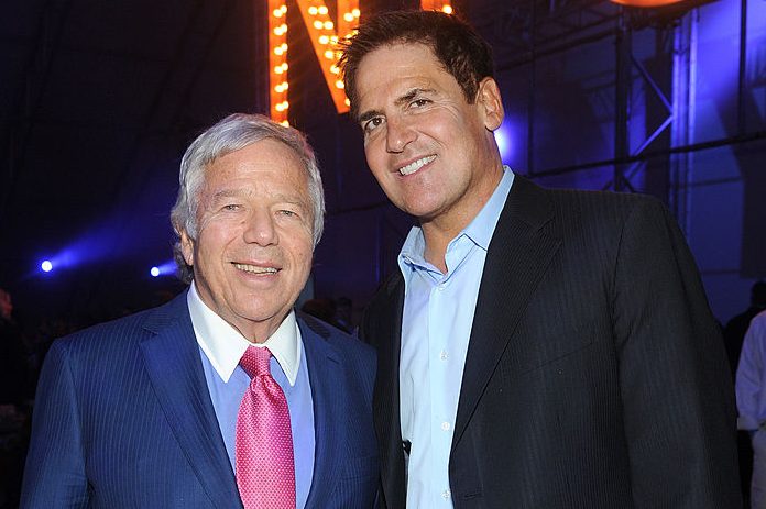 Robert Kraft and Mark Cuban attend the DirecTV Super Saturday Night in 2014. (Jamie McCarthy/Getty for DirecTV)